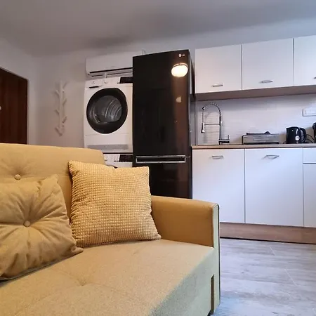Cozy In Tresnjevka Apartment *
