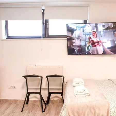 Cozy In Tresnjevka Apartment *
